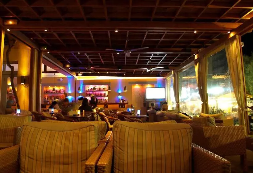 هتل Levante Beach