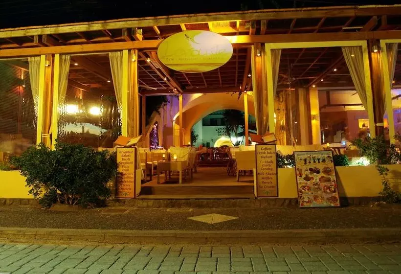 هتل Levante Beach