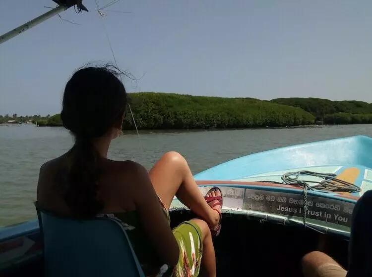 هتل Gloriya Mathews