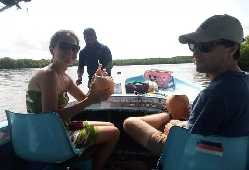 هتل Gloriya Mathews