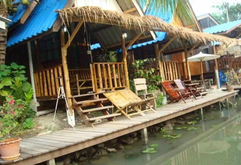 هتل Baan Suanaomsuk