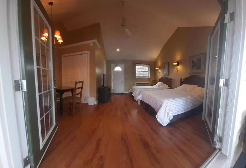 Hotelli The Burleigh Falls Inn & Suites