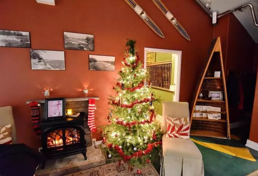 Hotelli The Burleigh Falls Inn & Suites