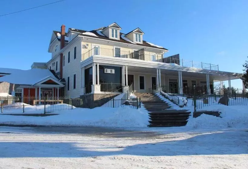 Hotelli The Burleigh Falls Inn & Suites