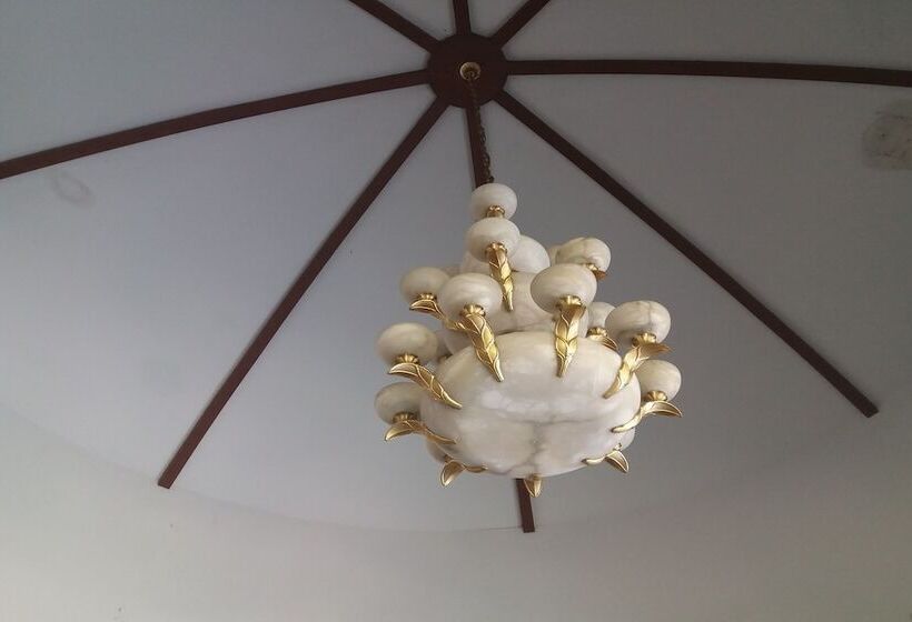 Отель Grand Leo