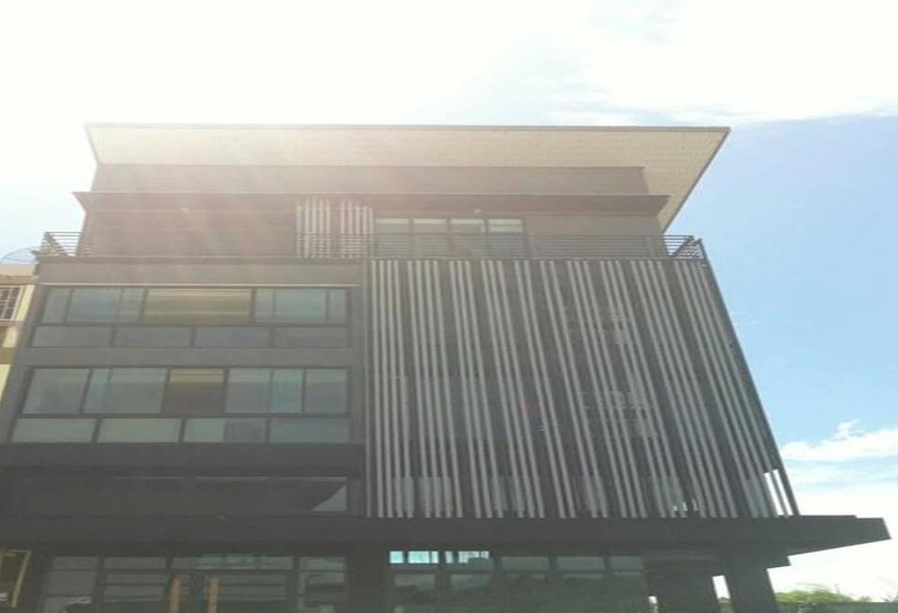 هتل The Logbook Room And Cafe