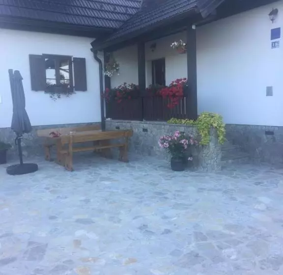 Majatalo House Flora