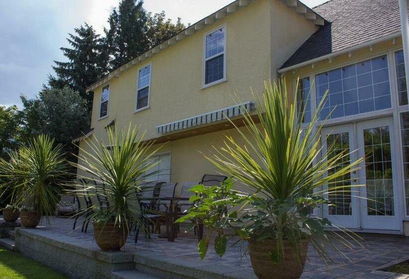 Genelle House B&b Guest House