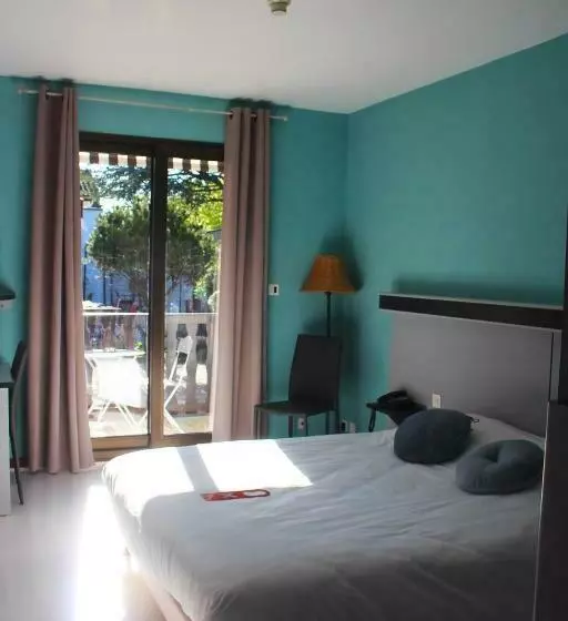 ホテル Hôtel Restaurant Le Chanel