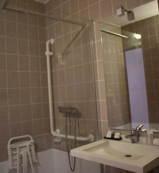 ホテル Hôtel Restaurant Le Chanel