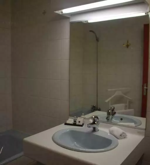 ホテル Hôtel Restaurant Le Chanel