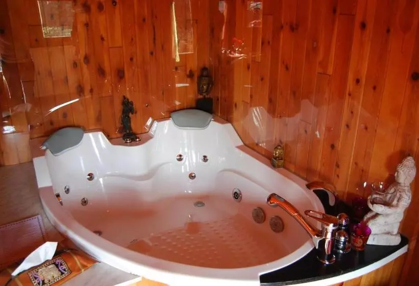 Majatalo Domaine De La Carrauterie By Terre Insolite