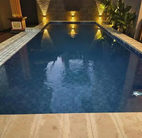 Majatalo Arrys Watukarung Surfcamp