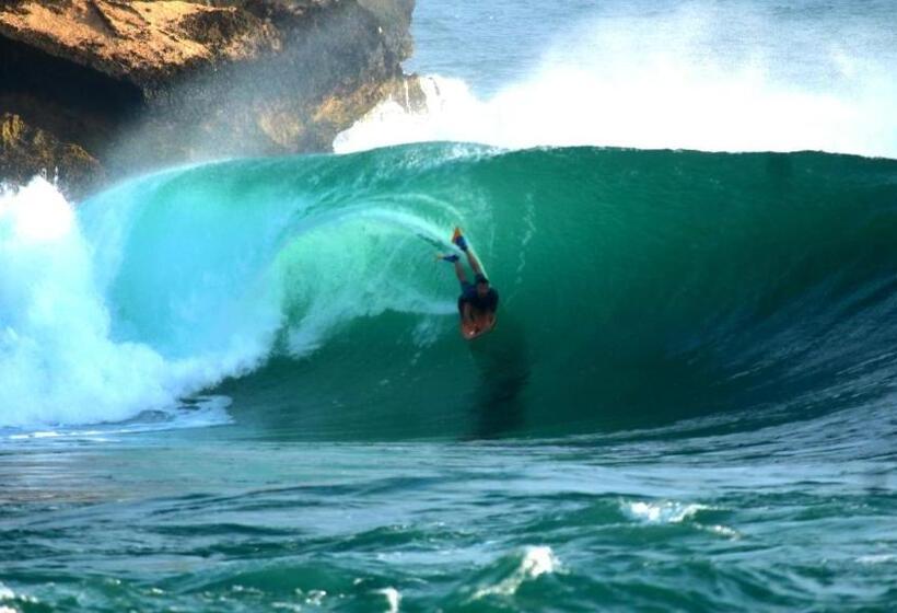 بنسيون Arrys Watukarung Surfcamp