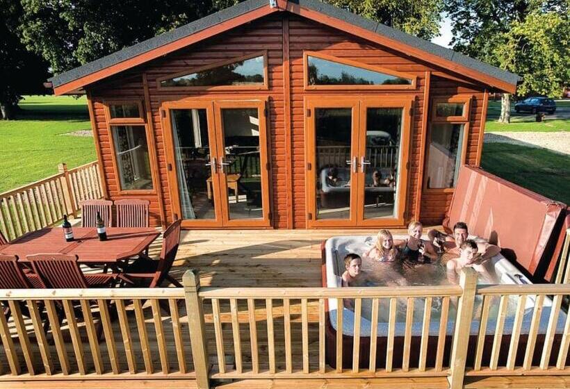 리조트 Athelington Hall Farm Lodges