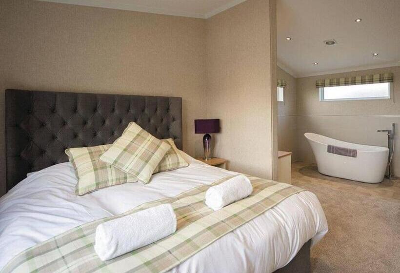 리조트 Athelington Hall Farm Lodges