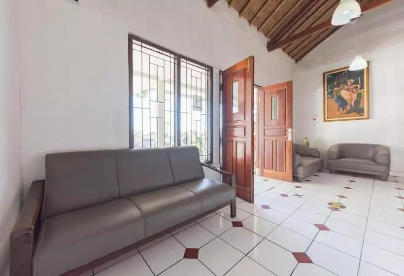 Hotelli Reddoorz Syariah @ Jl Raya Sukabumi