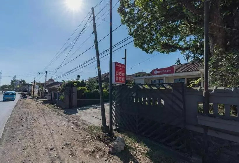 Hotelli Reddoorz Syariah @ Jl Raya Sukabumi