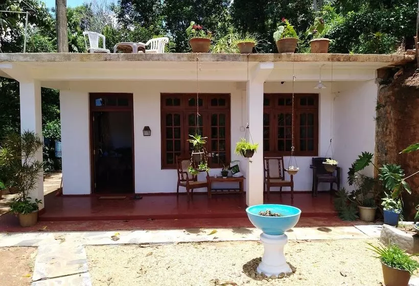 Welikande Hotel And Trekking Center