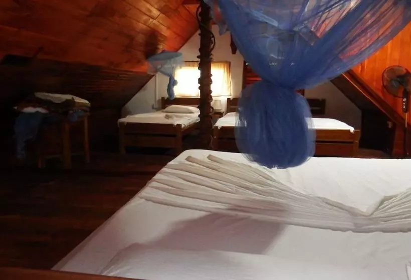 Welikande Hotel And Trekking Center
