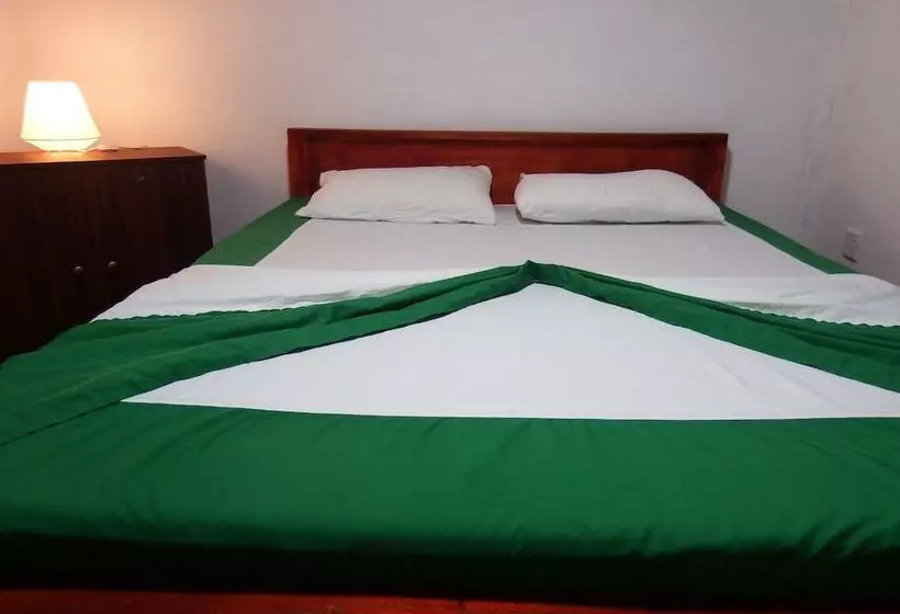 Welikande Hotel And Trekking Center