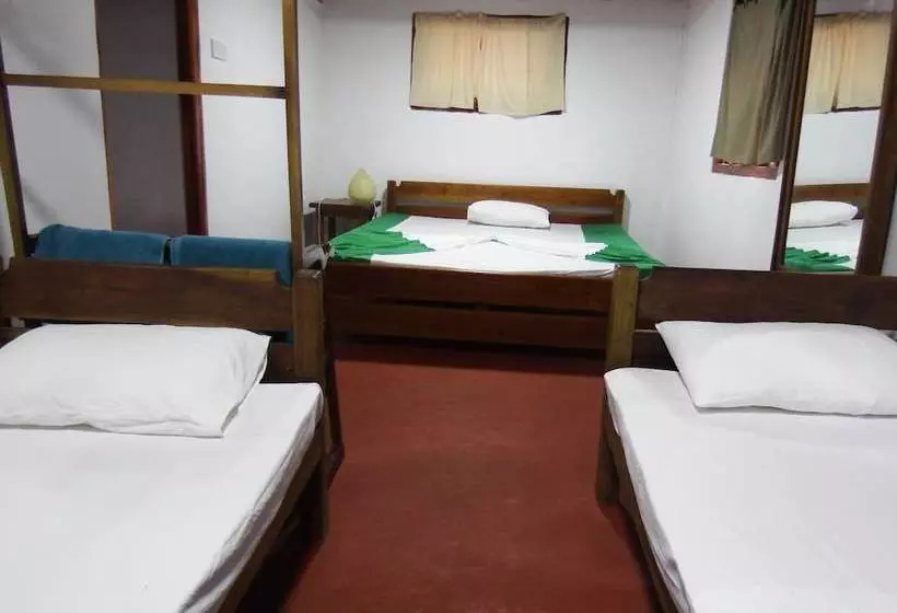 Welikande Hotel And Trekking Center