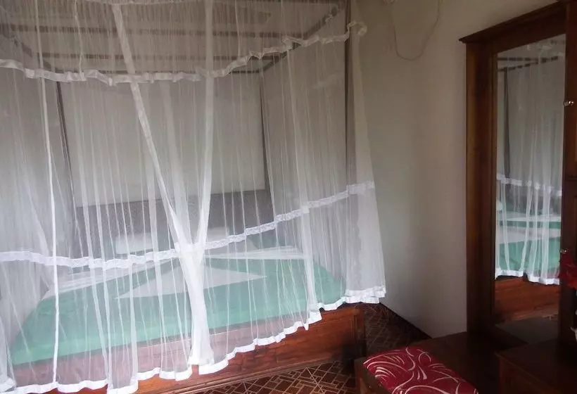 Welikande Hotel And Trekking Center