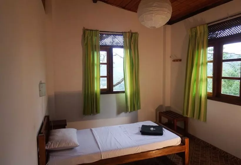 Welikande Hotel And Trekking Center
