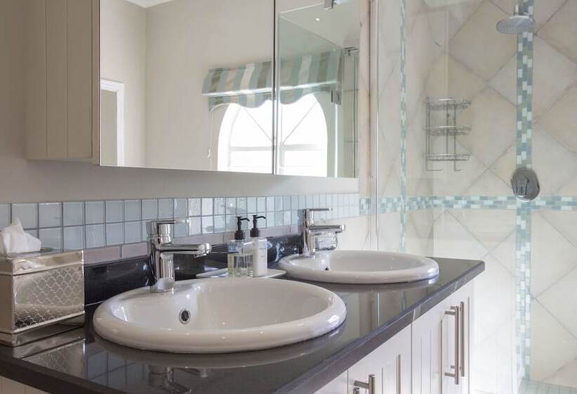 Отель The Browns Luxury Guest Suites