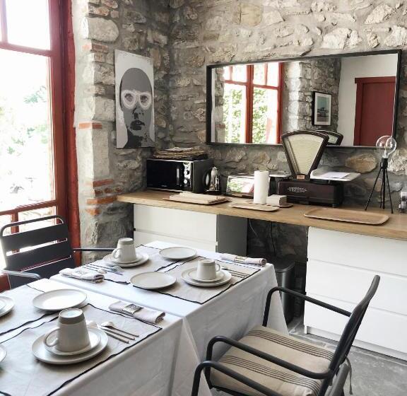 تختخواب و صبحانه La Ferme D'ika