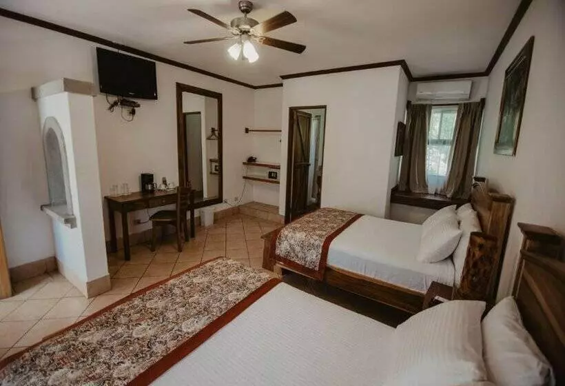 هتل Hacienda Guachipelin