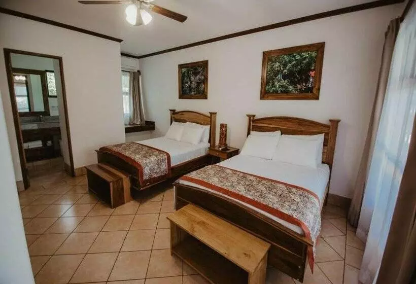 هتل Hacienda Guachipelin