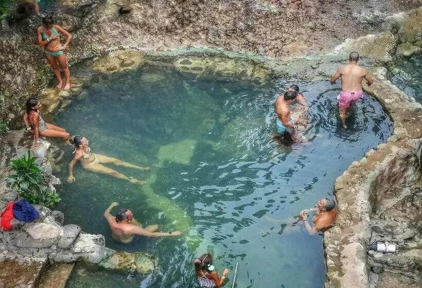 هتل Hacienda Guachipelin