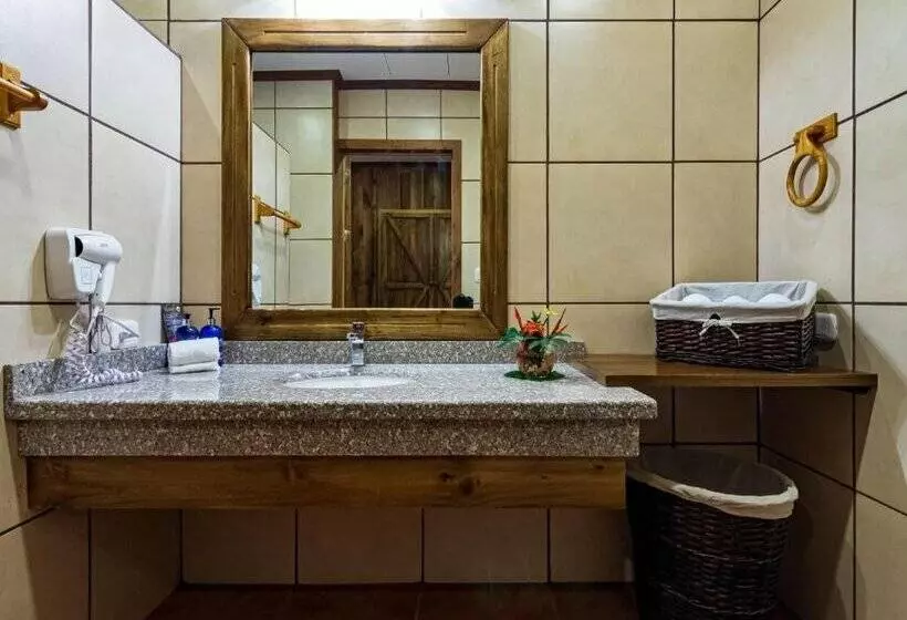 هتل Hacienda Guachipelin