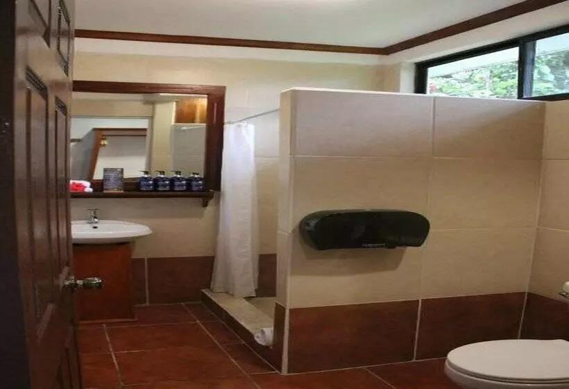 هتل Hacienda Guachipelin