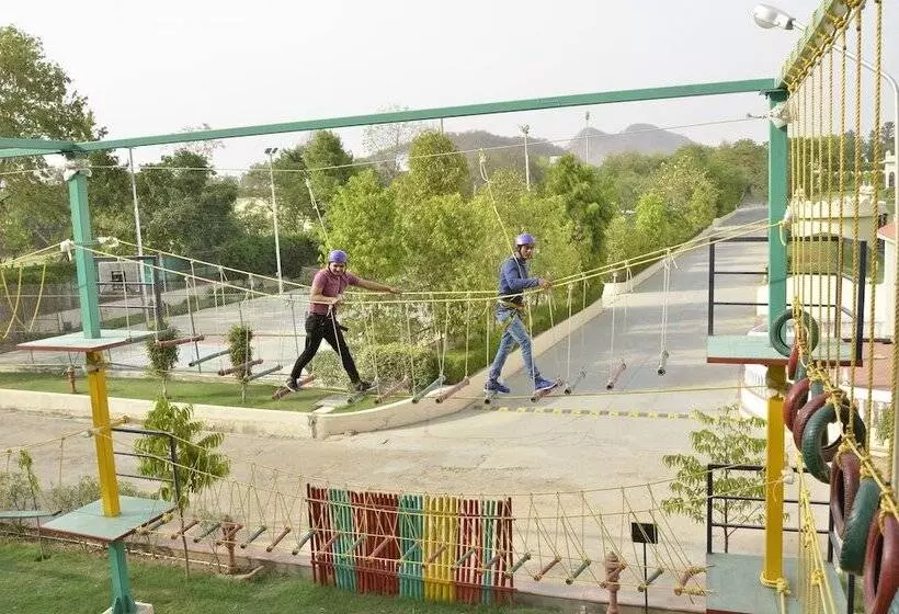 Отель Le Méridien Jaipur Resort & Spa