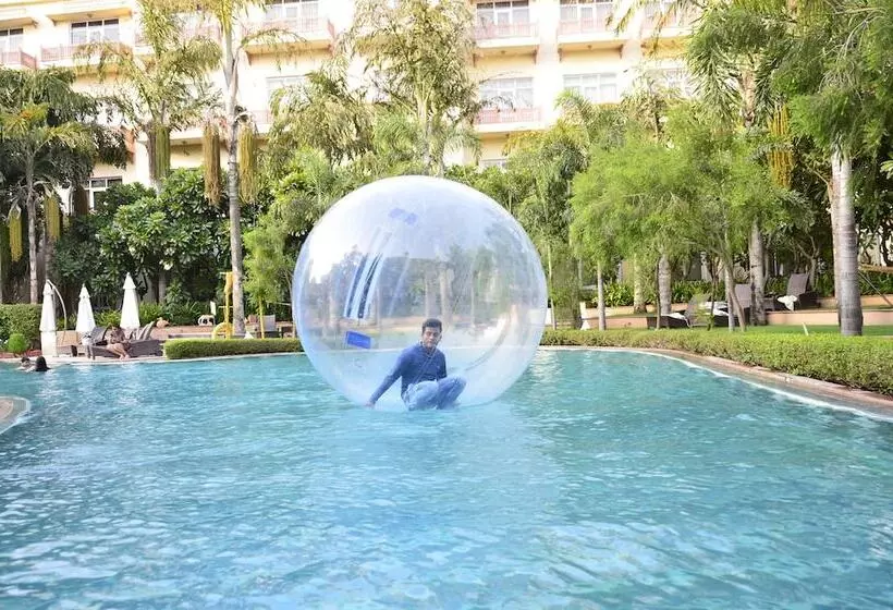 Отель Le Méridien Jaipur Resort & Spa