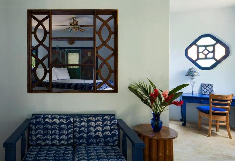 استراحتگاه The Caves