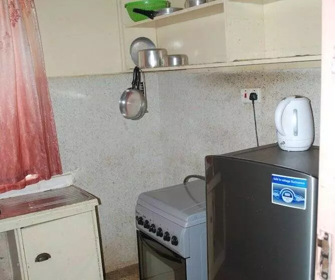 تختخواب و صبحانه The Ree