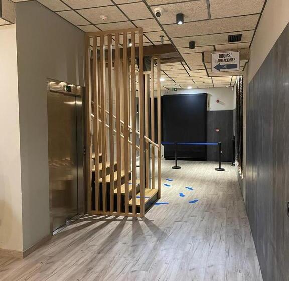 هتل Hostal Anton Martin