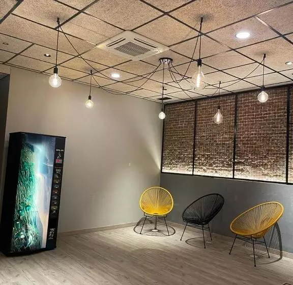 هتل Hostal Anton Martin