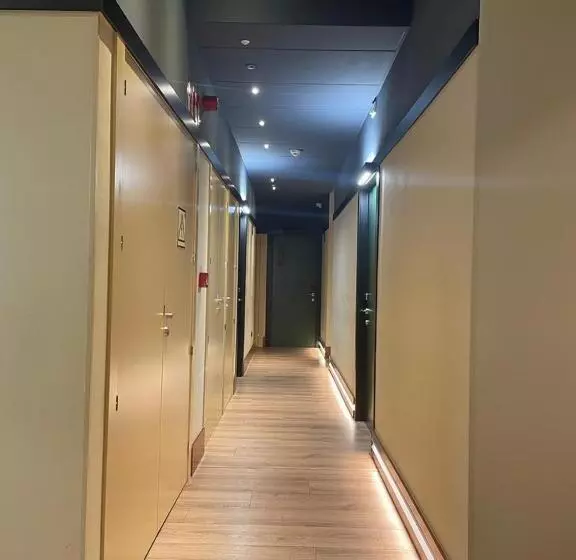 هتل Hostal Anton Martin