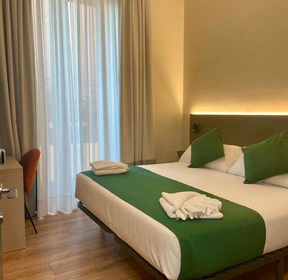 هتل Hostal Anton Martin