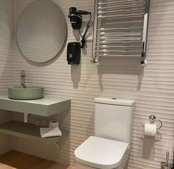 هتل Hostal Anton Martin