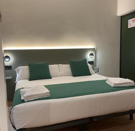 هتل Hostal Anton Martin