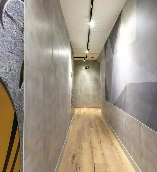 هتل Hostal Anton Martin