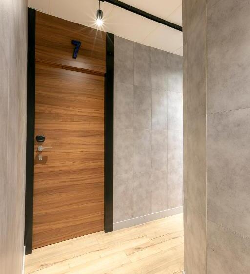 هتل Hostal Anton Martin