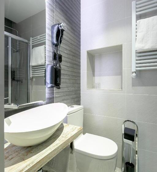 هتل Hostal Anton Martin