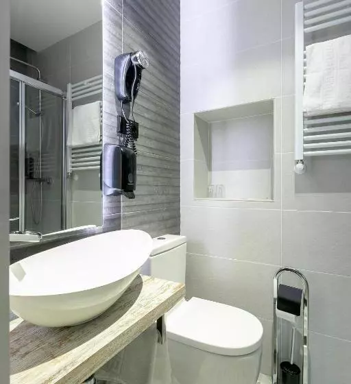 هتل Hostal Anton Martin