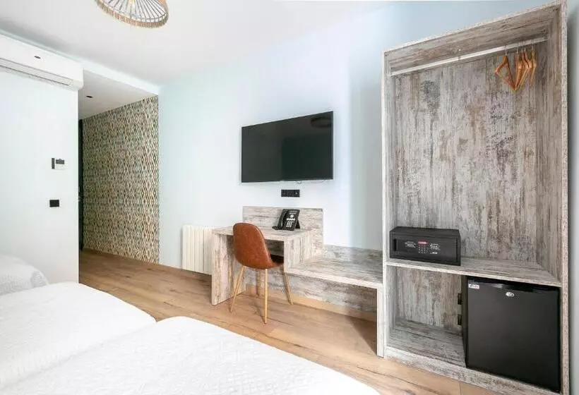 هتل Hostal Anton Martin